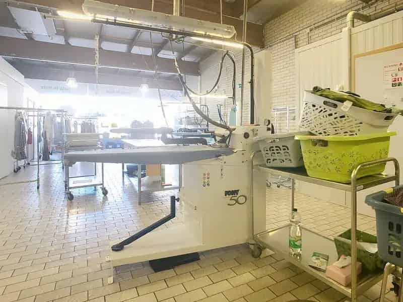 Centraal gelegen opslagruimte, momenteel ingericht als strijkatelier
