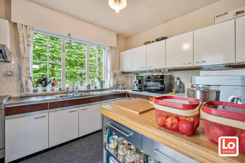Degelijke alleenstaande woning met inpandige garage gelegen op een strategische locatie vlakbij Beervelde Dorp en het Park van Beervelde!