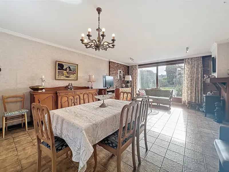 te renoveren woning met magazijn (220m²) op perceel van 1340m²