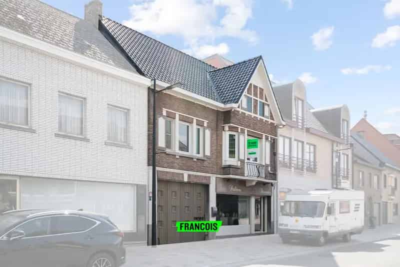 Uniek handelspand met woonst en ruime loods 195m² op topligging in Sint-Lievens-Houtem