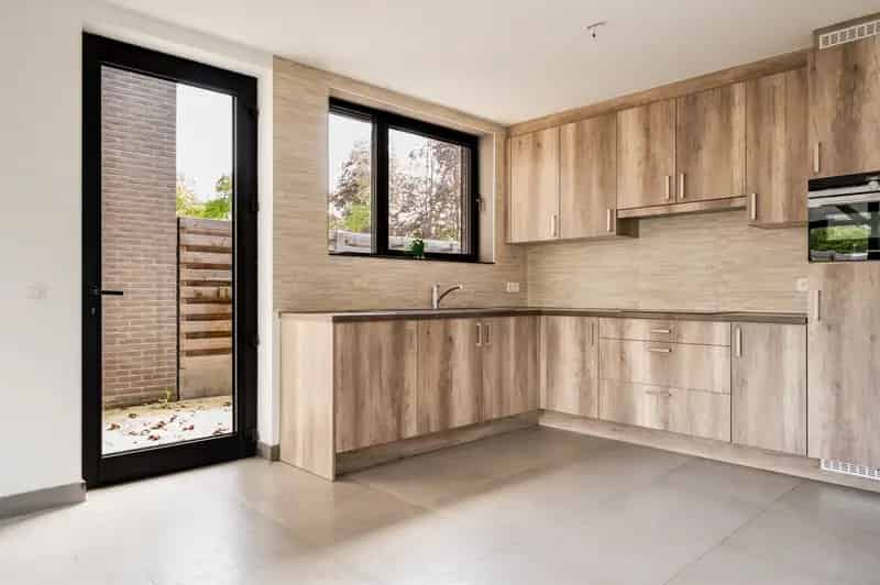 Instapklare woning met garage en tuin.