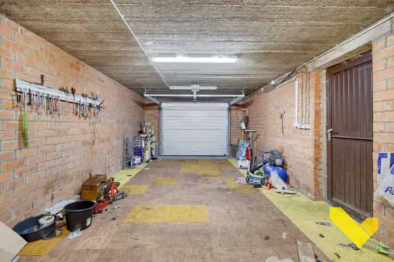 Ruime Half Open Bebouwing Gelegen Op Heel Goede Locatie!!