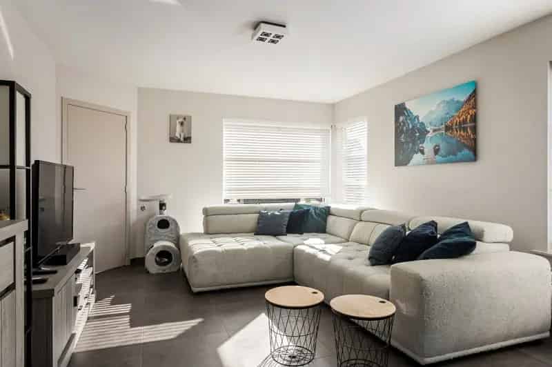 Centraal gelegen woning met 3 slaapkamers, garage en tuin.