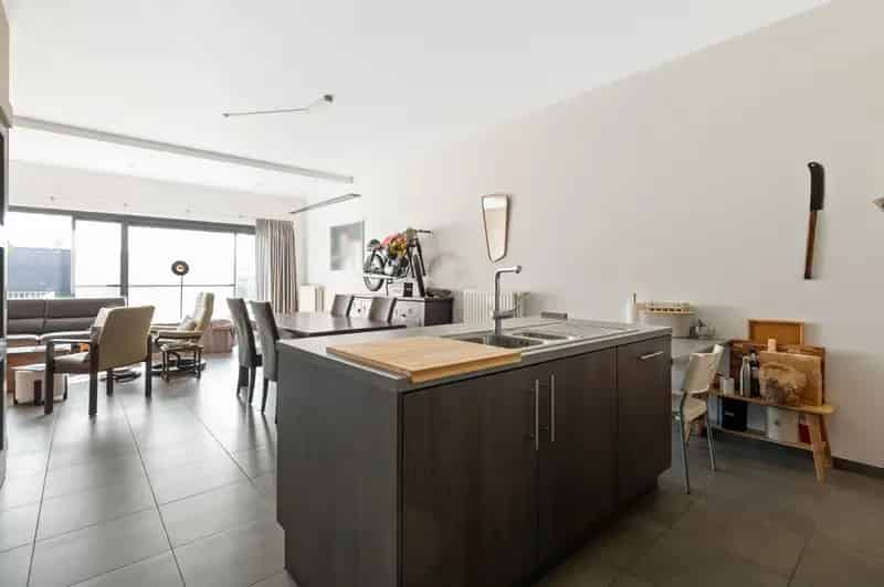 Gelijkvloers app. van ca 92 m² met stpl. en berging.