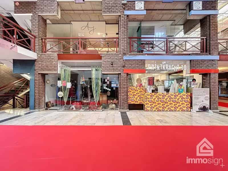 Zeer ruime handelsruimte met garage en autostaanplaats, mogelijks ook uit te breiden in Shopping 2 te Genk!