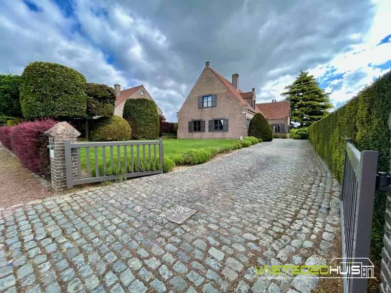 Statige villa met dubbele garage en prachtige tuin