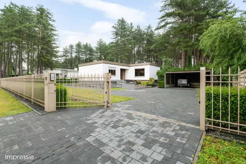 Gelijkvloerse villa met 3 slks op 2800m2 grond
