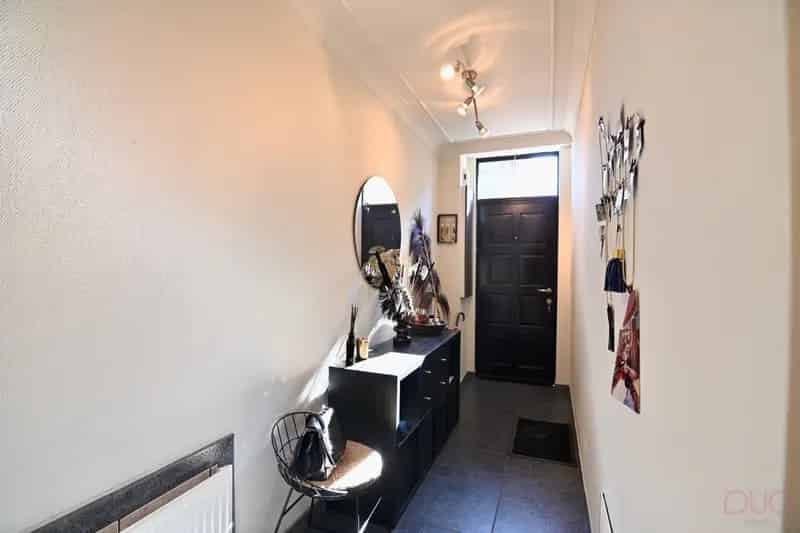 Halfopen charmante gezinswoning met 3 slaapkamers (optioneel 4) vlakbij het centrum van Sint-Truiden met 2 garages en 2 staanplaatsen