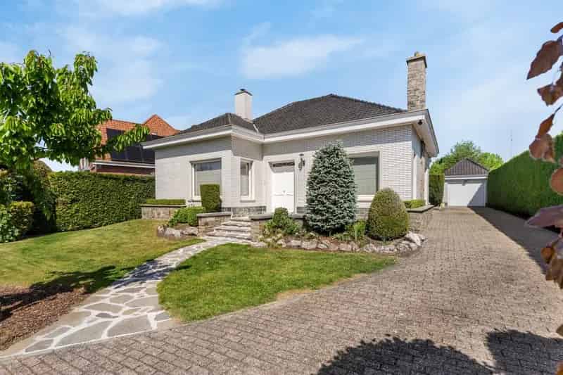 Karaktervolle open bebouwing met garage op een gunstige locatie te Vichte!