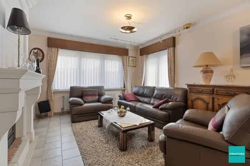 Woning met 4 kamers op terrein van 11a49ca