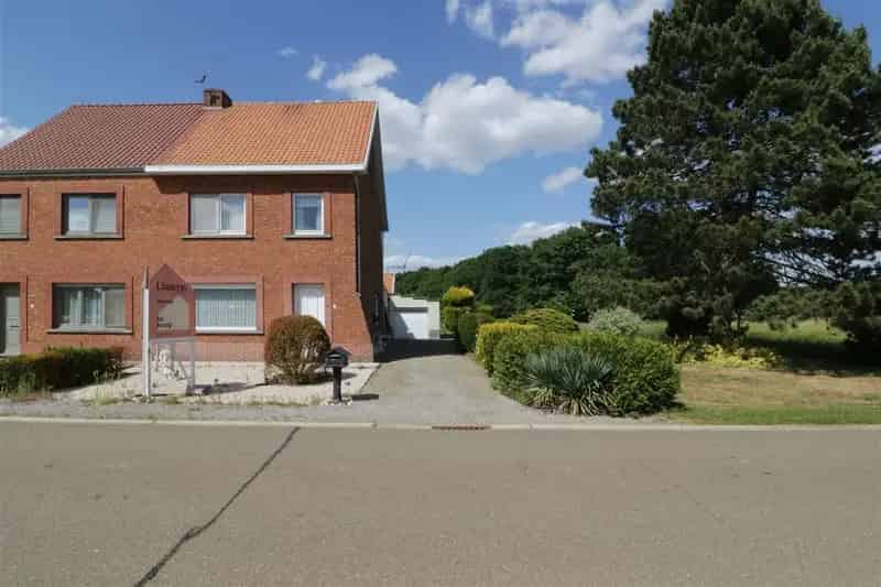 op 45 a, omgeven door agrarisch gebied