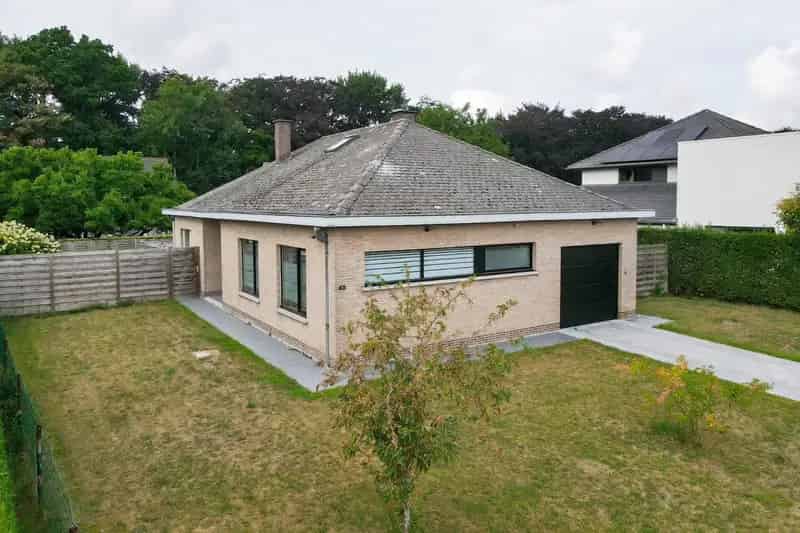 Ruime gezinswoning met grote tuin en 4 slaapkamers in  rustige woonwijk te Gistel