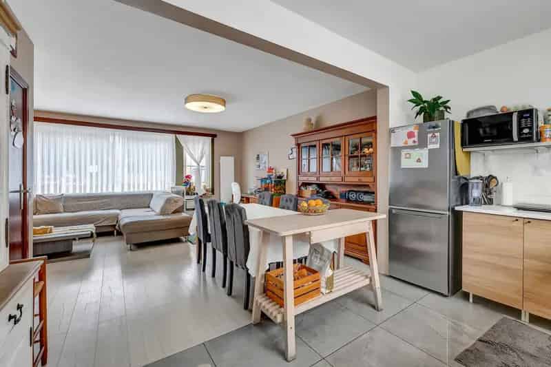 Te renoveren woning met drie slaapkamers en garage