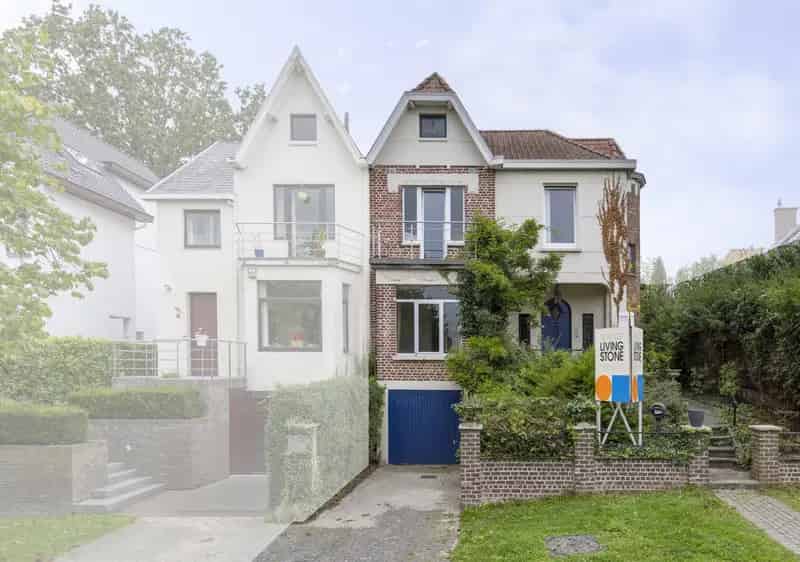 Te renoveren karaktervolle woning in centrum Dilbeek. 