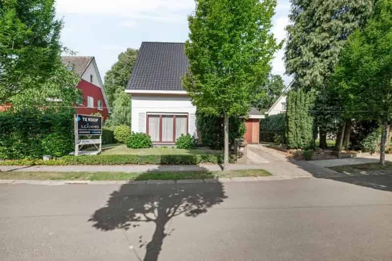 Centraal en rustig gelegen landhuis op 623m2 op TOPLOCATIE met 3 SLK, garage en tuin