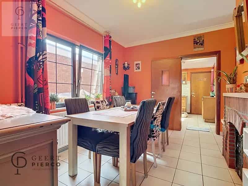 In het landelijke Gingelom treffen we deze ruime, karaktervolle gezinswoning met dubbele oprit en garage op een mooi perceel van 7a 10ca.