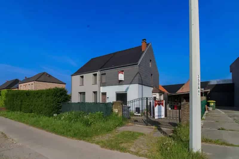 Unieke investeringskans: Halfopen bebouwing met garage, optie tot vijf slaapkamers en groot potentieel op toplocatie te koop in Waasmunster!