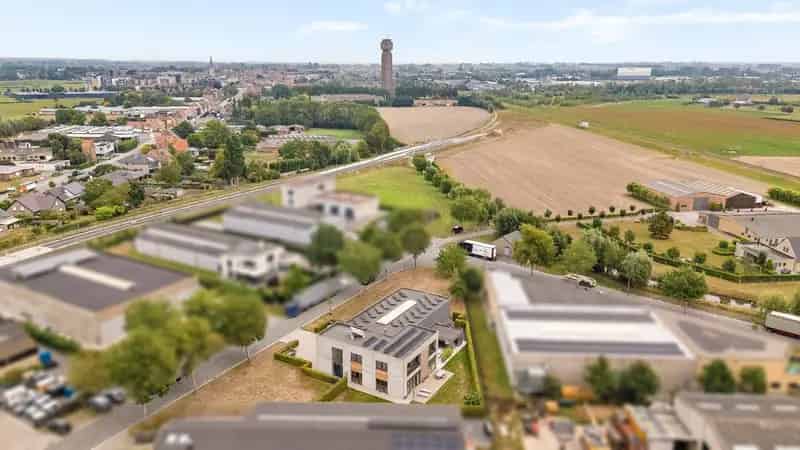 Prachtige woning met 4 slaapkamers en ruim magazijn op bedrijventerrein.