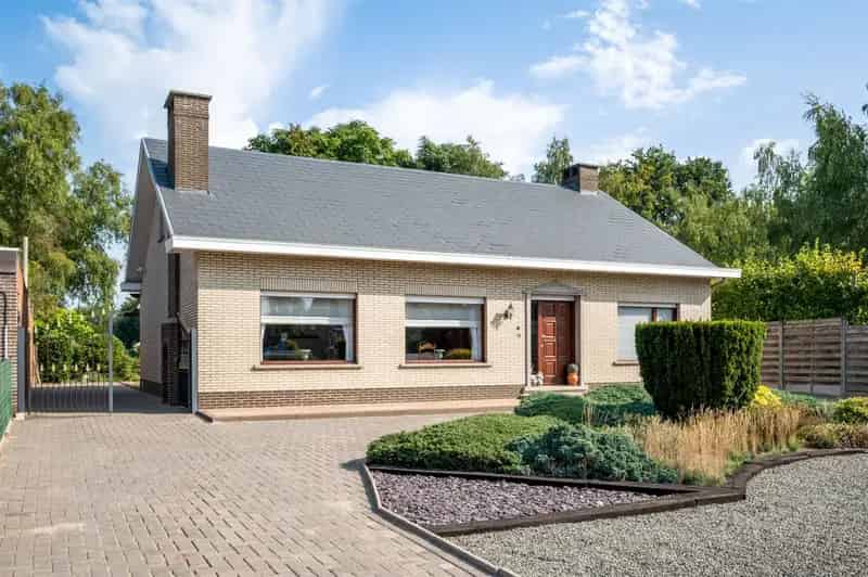 Laagbouwwoning met 3 slaapkamers op ca. 2.252m2