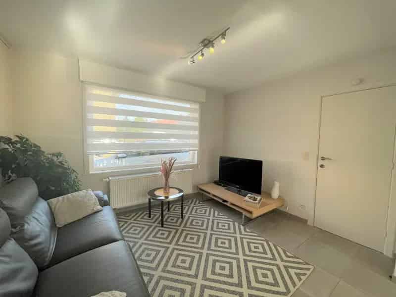 Volledig vernieuwde woning met 3 slaapkamers en garage te Roeselare