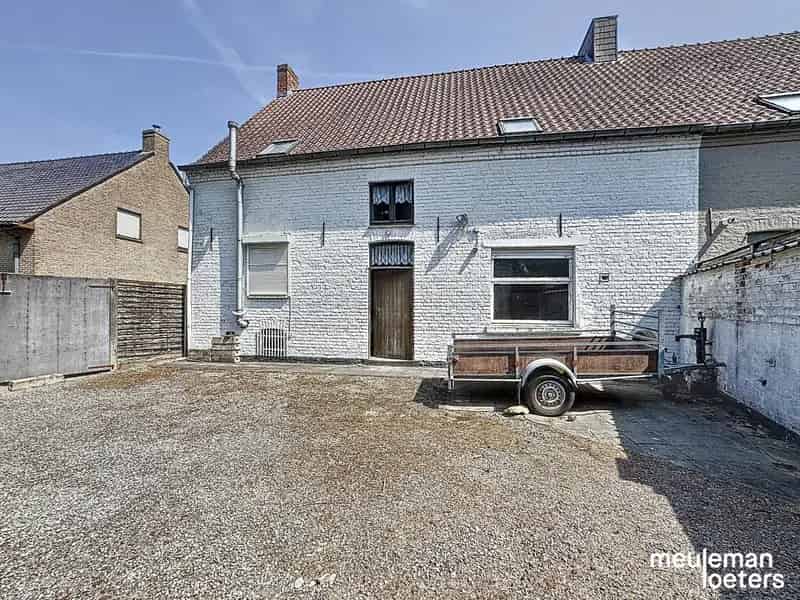 Te renoveren halfopen woning met garage