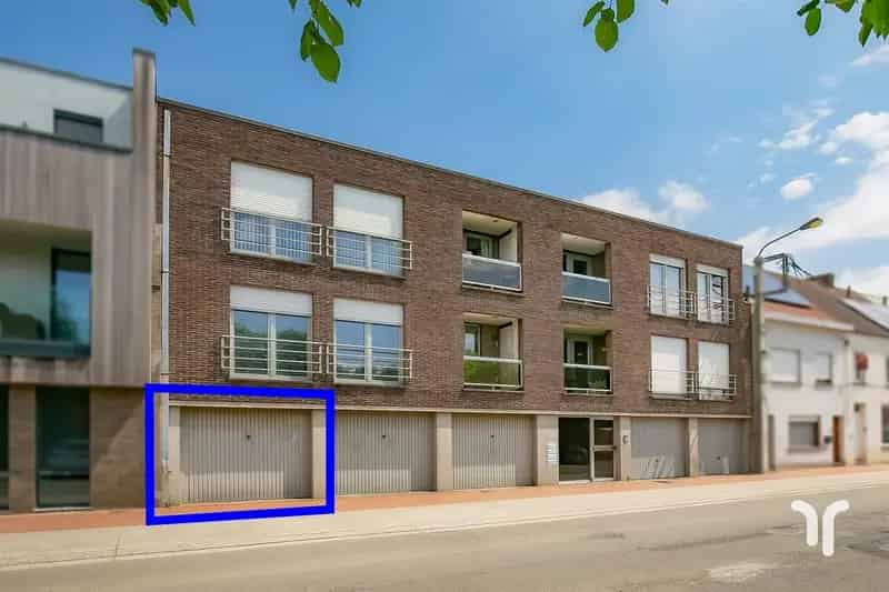 Garage met werkplaats of opslagplaats.