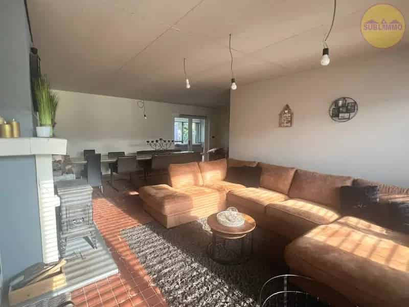 Landhuis met vier slaapkamers op een ruim perceel van 8a 54ca.