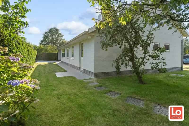 VERKOCHT! Degelijke open bebouwing met inpandige garage op een toplocatie in Lochristi!