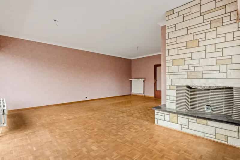 Op te frissen appartement met achterliggende garagebox (€20.000).