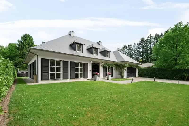 Prachtige 6slpk. villa op prachtige locatie in "ter Beuken"