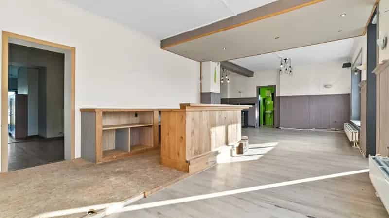 Handelspand met woonst (6 slpkrs) en studio te Rotem