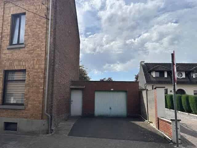 Gesloten garagebox met tuin