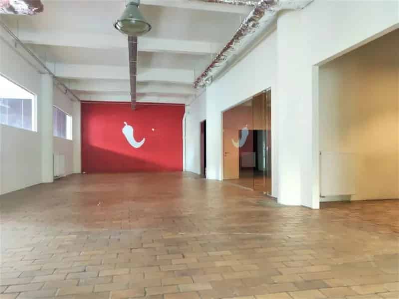 Gerenoveerd kantoorgebouw te huur