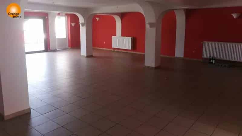 Opbrengstpand met handelspand  (op te delen in 2 appartementen) en 6 (8) appartementen op de eerste en tweede verdieping te koop.