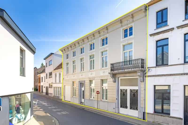 Exclusief herenhuis in neoclassicistische stijl met prachtige tuin