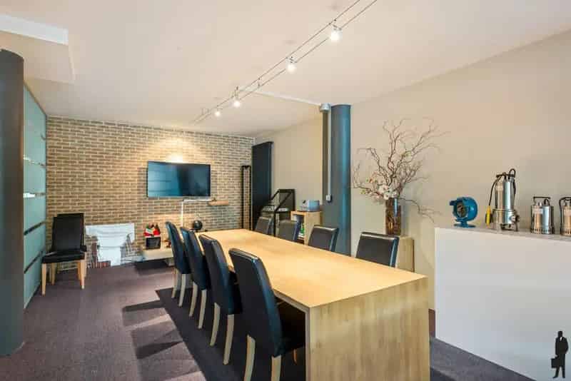 Polyvalent gebouw met handelsruimte, kantoor en duplex