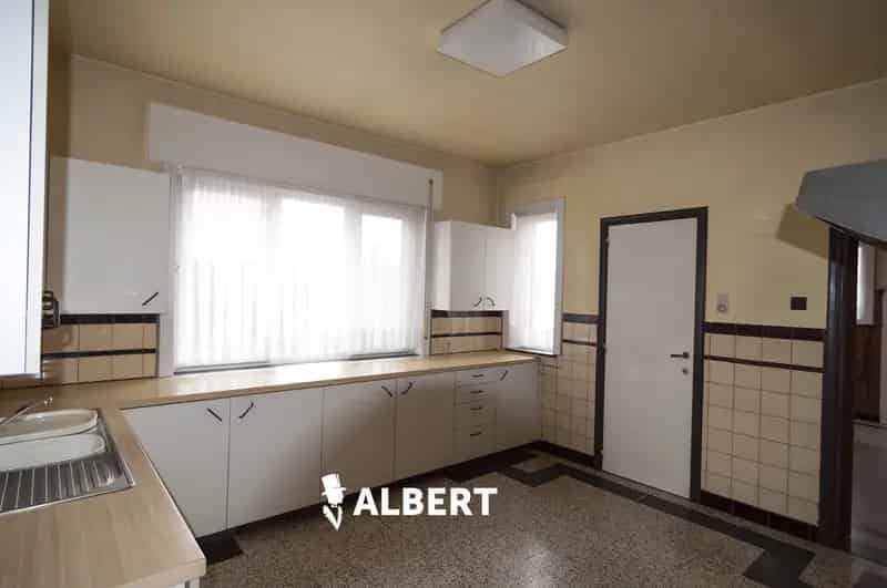 Op zoek naar een ruime ééngezinswoning, gelegen op wandelafstand van het winkelcentrum? Deze te renoveren woning met bewoonbare opp. van 154m² (bron EPC) is gelegen in Diepenbeek , op een mooi perceel van 834m² met grote tuin.
De woning ligt op wandelafst