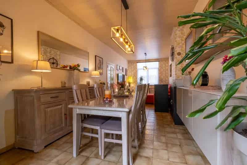 Ruime woning met 5 slpk, garage en zongerichte tuin te koop!