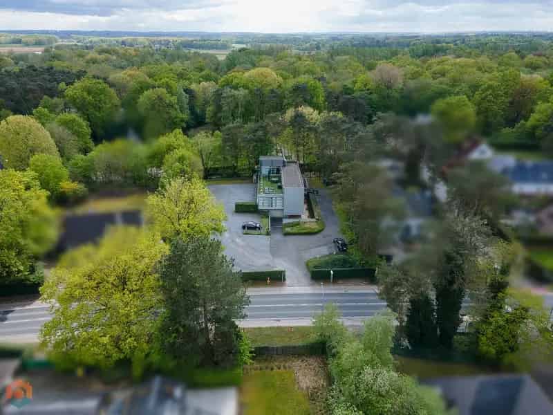 Kantoorruimtes met ruime parking op een perceel van 2534 m² te Tremelo