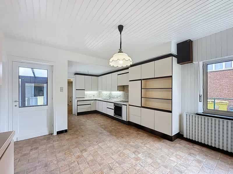 Gerenoveerde woning op groot perceel met 3 slaapkamers, zonnepanelen en thuisbatterij.
