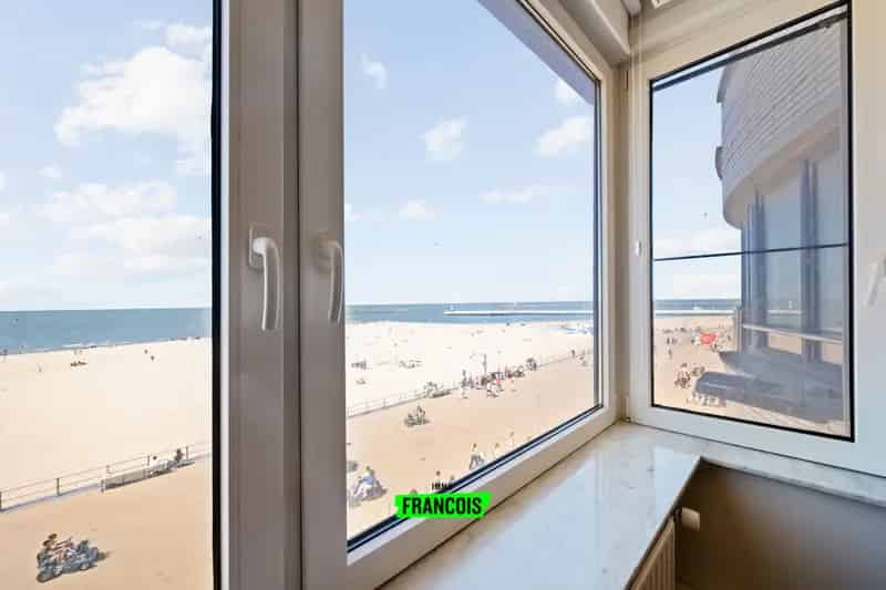 Appartement met frontaal zeezicht en twee ruime slaapkamers in centrum Oostende.