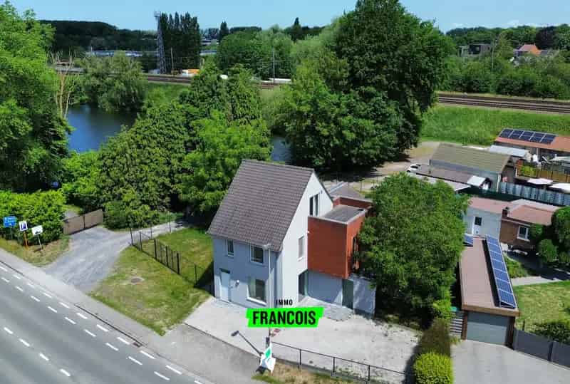 Alleenstaande woning met drie slaapkamers en drie badkamers in Oostkamp!