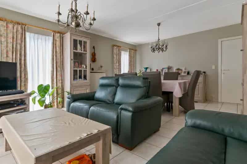 Ruim & centraal gelegen gelijkvloersappartement met 2 SLK, terras en autostaanplaats