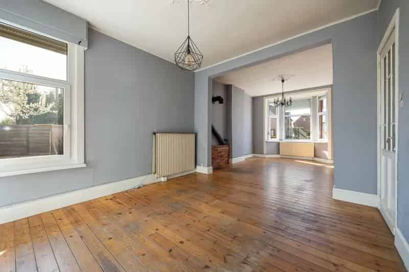 Te renoveren woning met 3 slaapkamers en garage in het centrum in Merksplas.