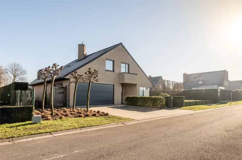 Instapklare woning met inpandige garage, 4 slk + bureau en zonnige ligging.