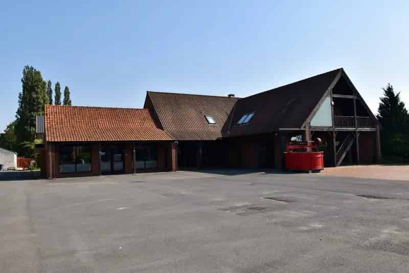 Polyvalent gebouw bestaande uit winkelruimte, appartement en loods