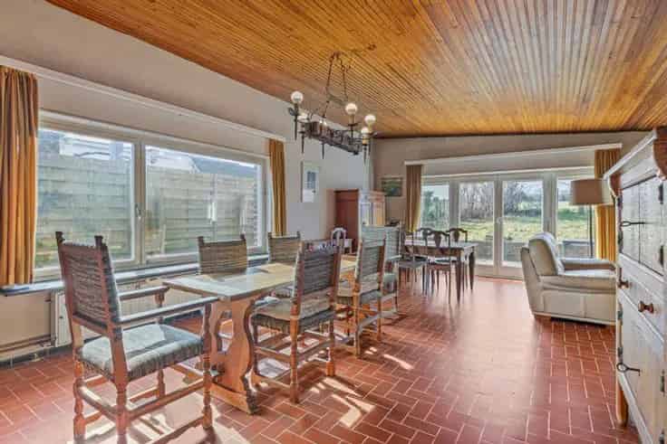 Te renoveren 4 gevelwoning met 4 slaapkamers en grote tuin