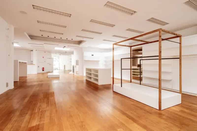 Opbrengsteigendom met commercieel gelijkvloers, 2 appartementen en garage