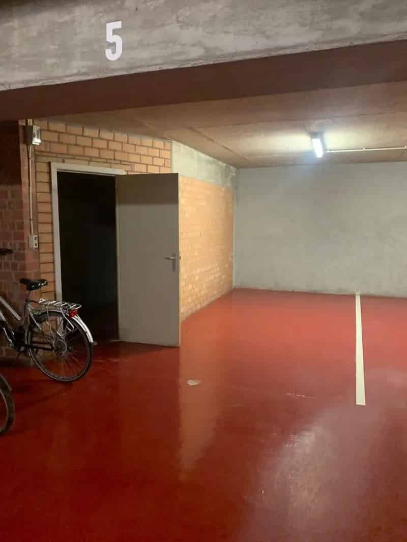 Gemakkelijk toegankelijke autostaanplaats en praktisch berging in een villa residentie in het Zoute.