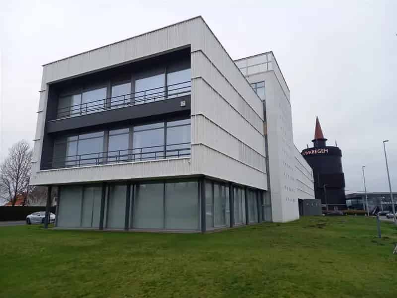 Recent gerenoveerd kantoorgebouw langs E17 vanaf 156m² tot 181m²